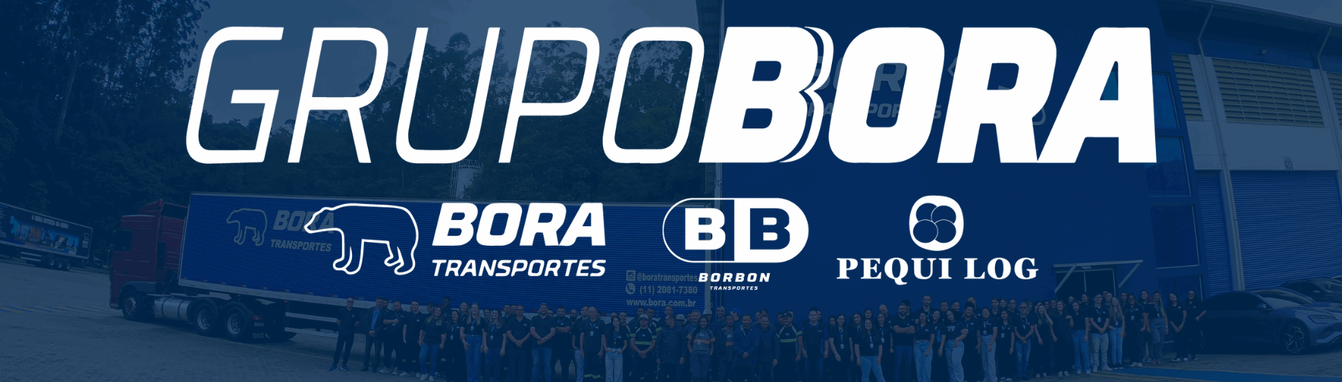 Fachada da sede da Bora Transportes em fundo azul com logo centralizado, representando presença institucional e solidez logística.